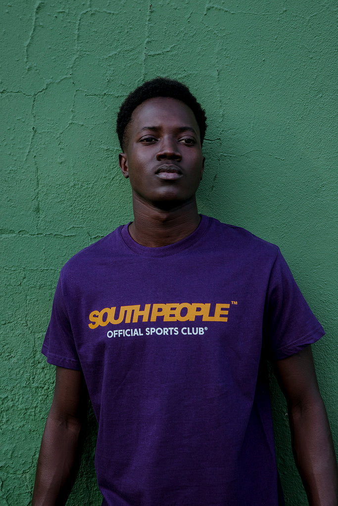 Camiseta color morado logo south people modelo