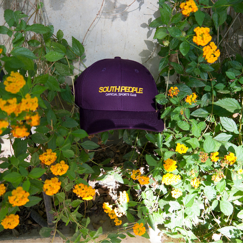 Gorra color morado logo south people