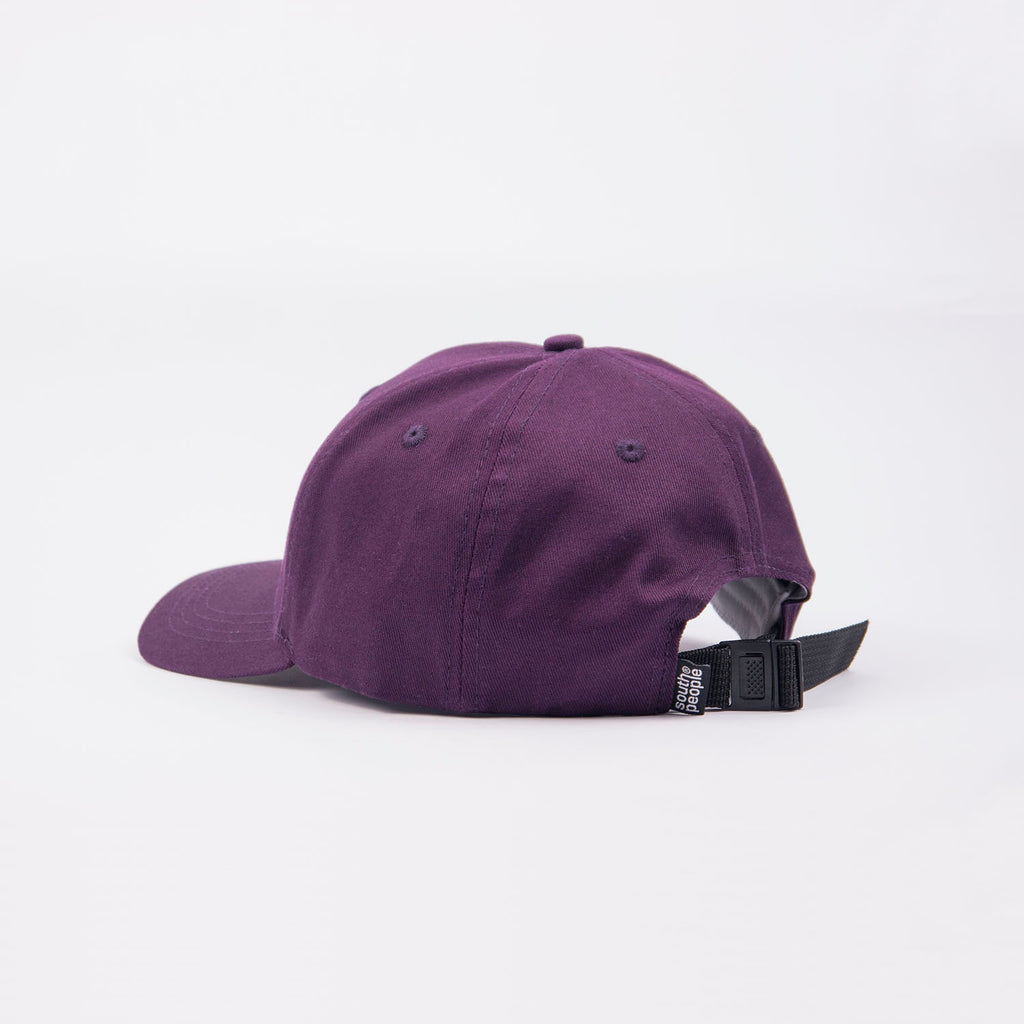 Trasera gorra color morado logo south people