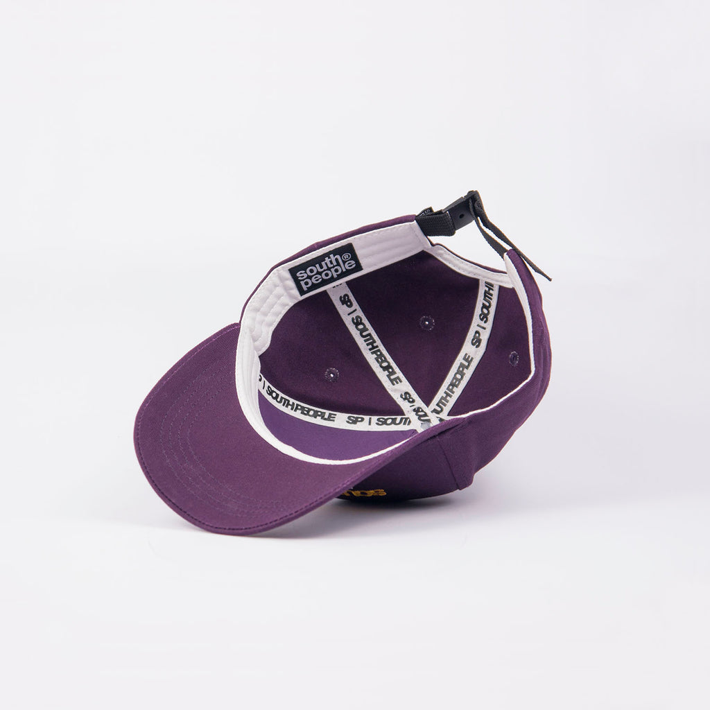 Interior gorra color morado logo south people