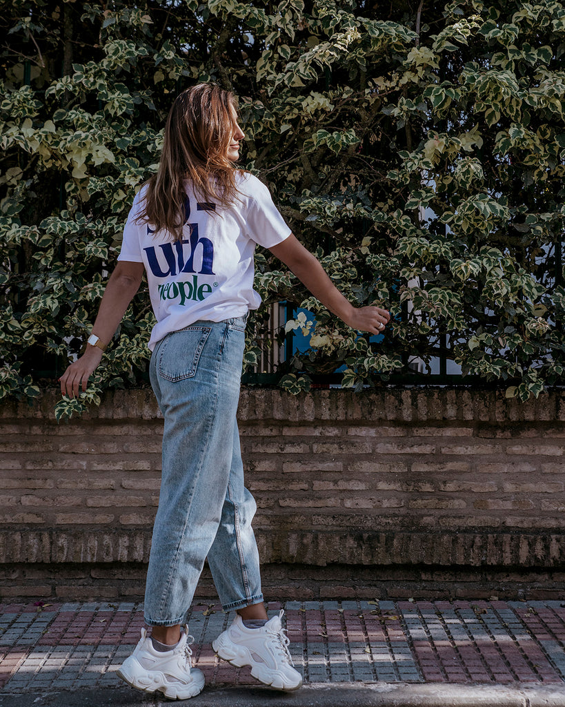 Camiseta color blanco logo south people modelo espalda