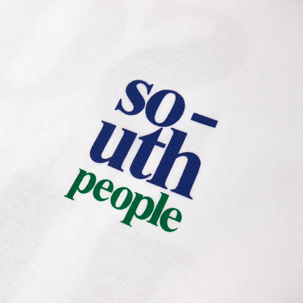 Camiseta color blanco logo south people pecho detalle