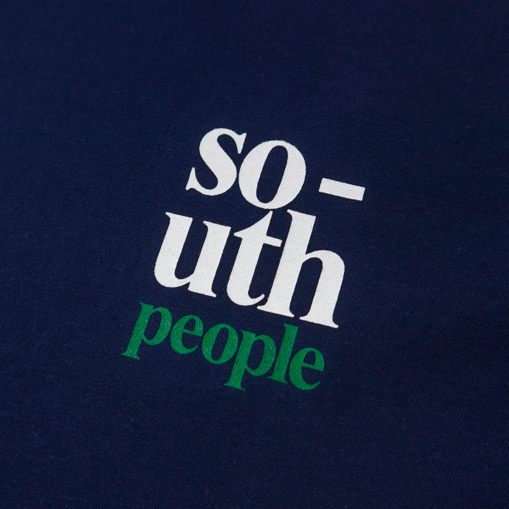 Camiseta color azul marino logo south people pecho detalle