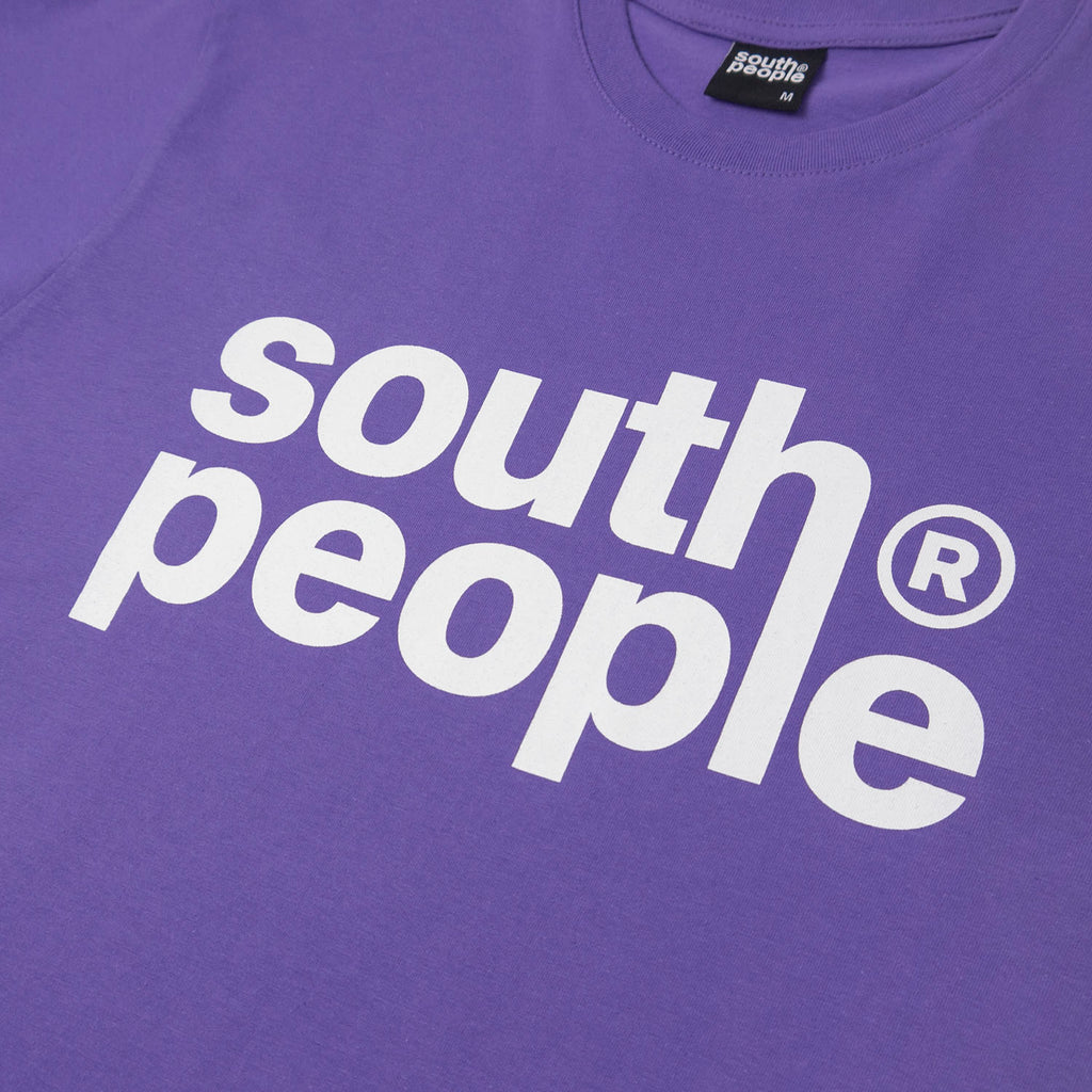 Camiseta color lila logo south people detalle