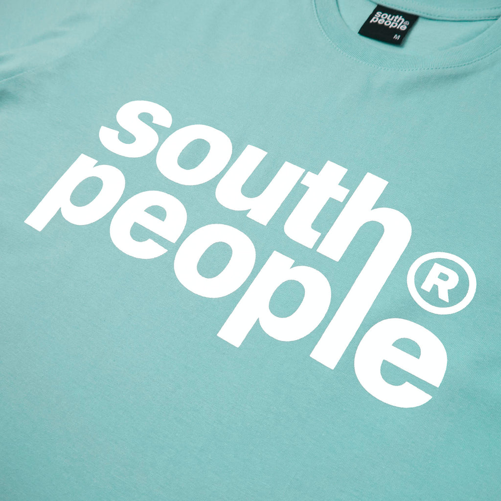 Camiseta color verde agua logo south people detalle