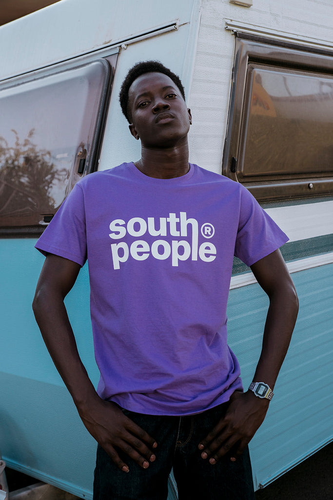 Camiseta color lila logo south people modelo