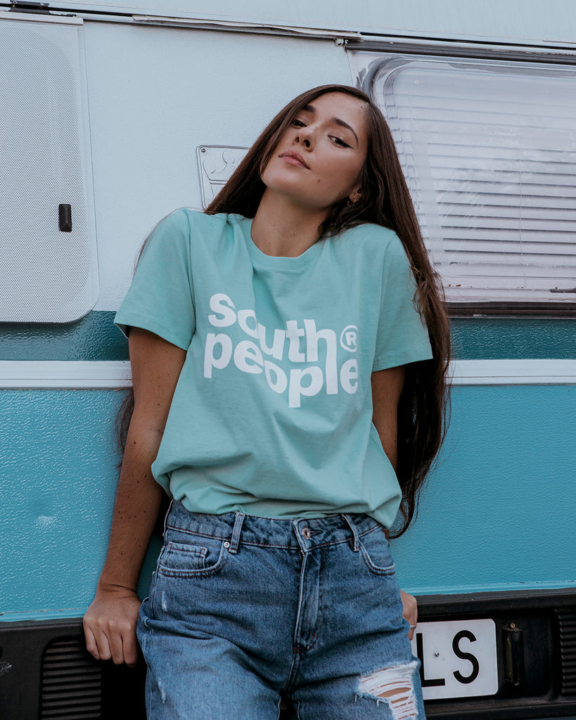 Camiseta color verde agua logo south people modelo