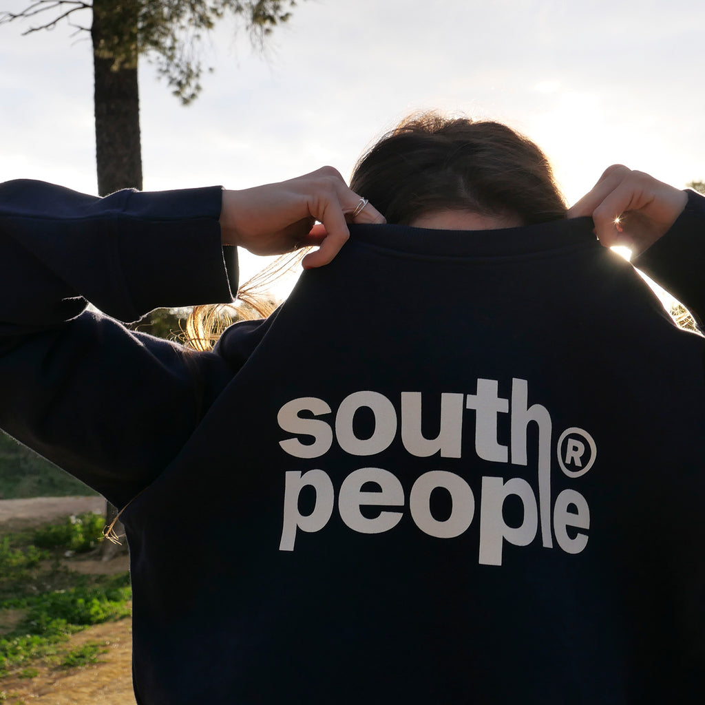 Sudadera color azul marino logo south people modelo