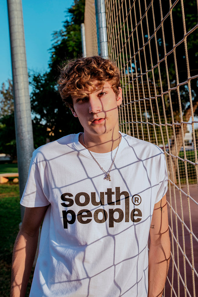 Camiseta color blanco logo south people modelo